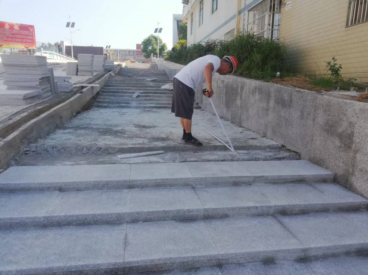 门道路正在铺装花岗岩步行砖凯发k8娱乐登录宿松中学南